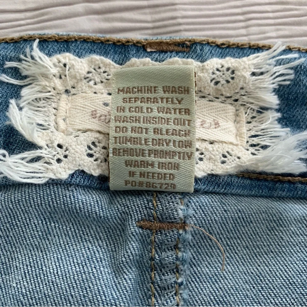 ALTAR’D STATE Ladies Distressed Denim Shorts Cut-Offs Pockets Frayed Hem 26/3‎